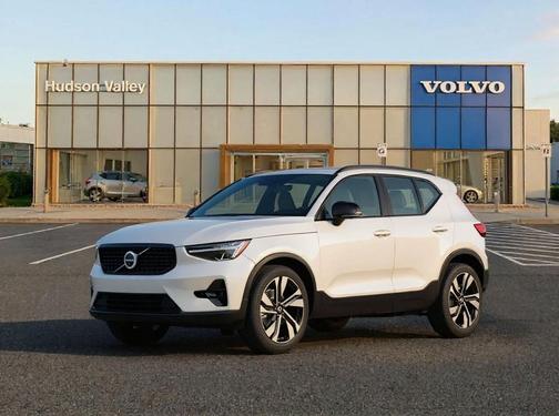 2025 Volvo XC40 B5 Plus Dark Theme