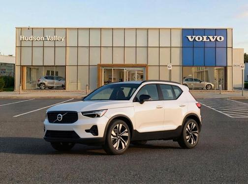2025 Volvo XC40 B5 Plus Dark Theme