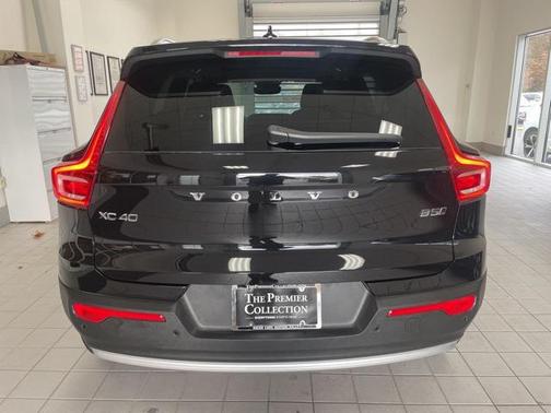 2025 Volvo XC40 B5 Core Bright Theme