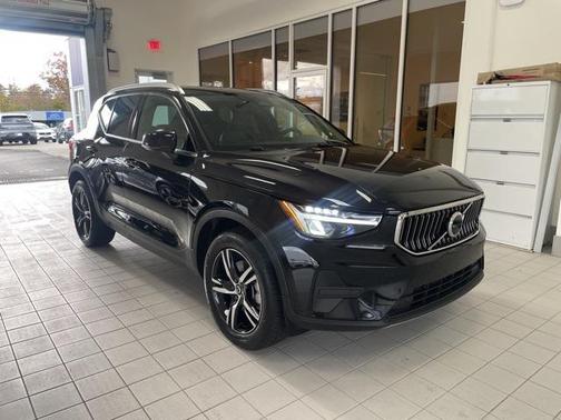 2025 Volvo XC40 B5 Core Bright Theme