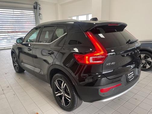 2025 Volvo XC40 B5 Core Bright Theme