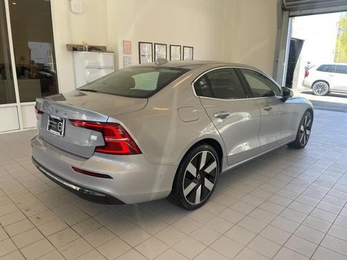 2023 Volvo S60 Recharge Plug-In Hybrid T8 Ultimate Bright Theme
