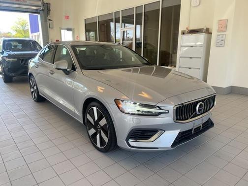 2023 Volvo S60 Recharge Plug-In Hybrid T8 Ultimate Bright Theme