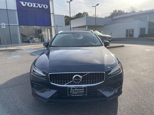 2024 Volvo V60 Cross Country B5 Plus