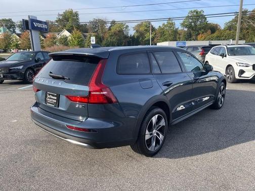 2024 Volvo V60 Cross Country B5 Plus