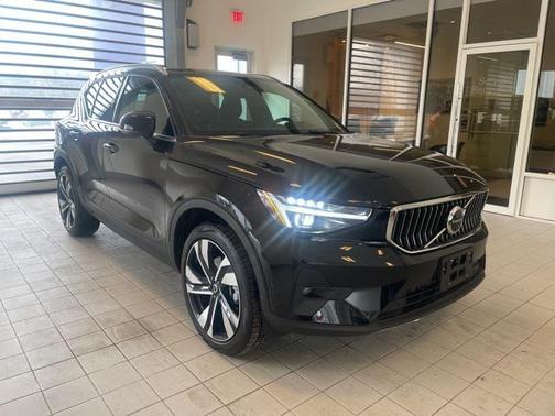 2025 Volvo XC40 B5 Plus Bright Theme