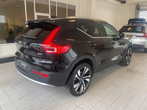 2025 Volvo XC40 B5 Plus Bright Theme