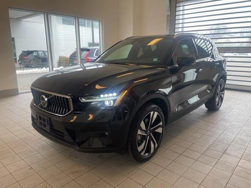 2025 Volvo XC40 B5 Plus Bright Theme