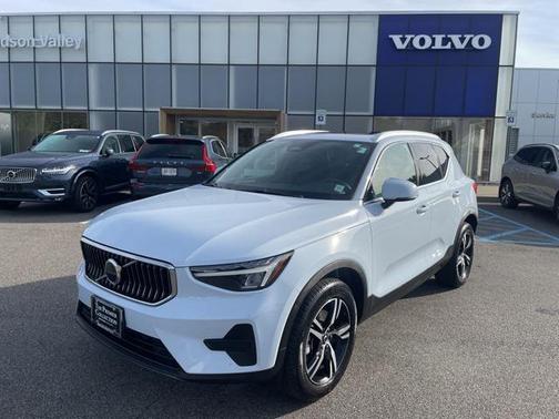 2025 Volvo XC40 B5 Core Bright Theme