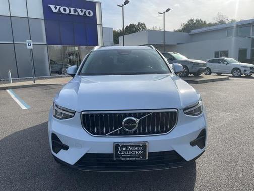 2025 Volvo XC40 B5 Core Bright Theme