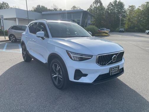 2025 Volvo XC40 B5 Core Bright Theme