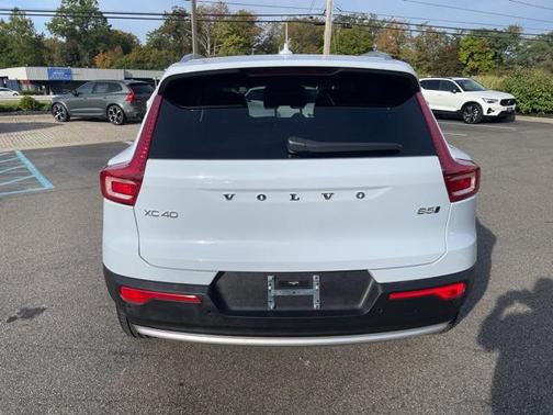 2025 Volvo XC40 B5 Core Bright Theme