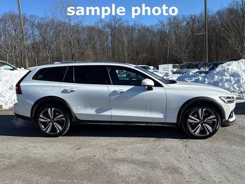 2025 Volvo V60 Cross Country Plus, B5 AWD Gas (mild hybrid)