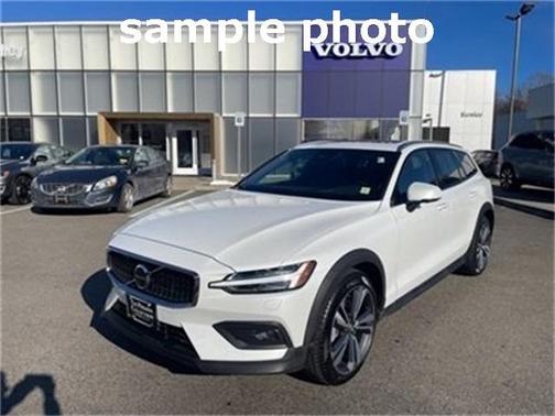 2025 Volvo V60 Cross Country Plus, B5 AWD Gas (mild hybrid)