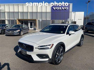 2025 Volvo V60 Cross Country Plus, B5 AWD Gas (mild hybrid)