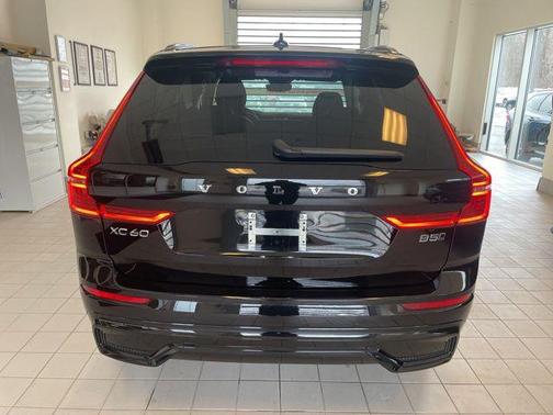 2024 Volvo XC60 B5 Core Dark Theme