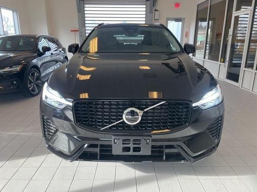 2024 Volvo XC60 B5 Core Dark Theme