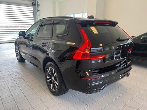 2024 Volvo XC60 B5 Core Dark Theme