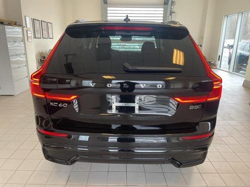 2024 Volvo XC60 B5 Core Dark Theme