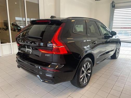 2024 Volvo XC60 B5 Core Dark Theme