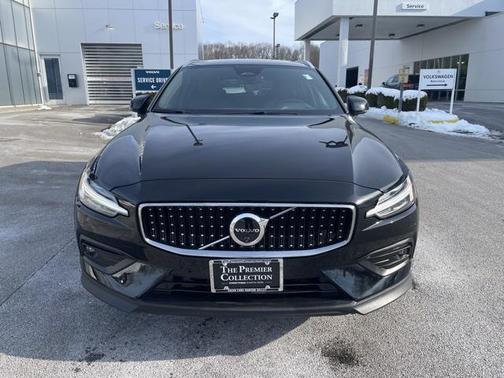 2025 Volvo V60 Cross Country Plus, B5 AWD Gas (mild hybrid)