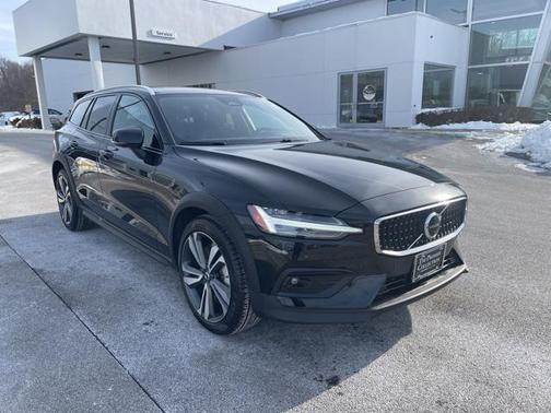 2025 Volvo V60 Cross Country Plus, B5 AWD Gas (mild hybrid)