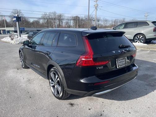2025 Volvo V60 Cross Country Plus, B5 AWD Gas (mild hybrid)