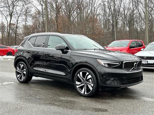 2025 Volvo XC40 B5 Plus Bright Theme