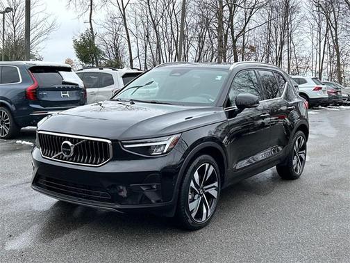 2025 Volvo XC40 B5 Plus Bright Theme
