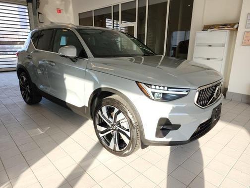 2025 Volvo XC40 B5 Plus Bright Theme