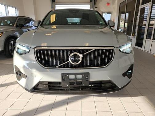 2025 Volvo XC40 B5 Plus Bright Theme