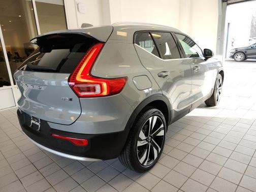 2025 Volvo XC40 B5 Plus Bright Theme