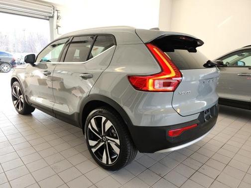 2025 Volvo XC40 B5 Plus Bright Theme