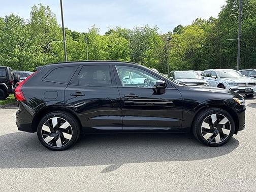 Onyx Black 2023 Volvo XC60 Plus