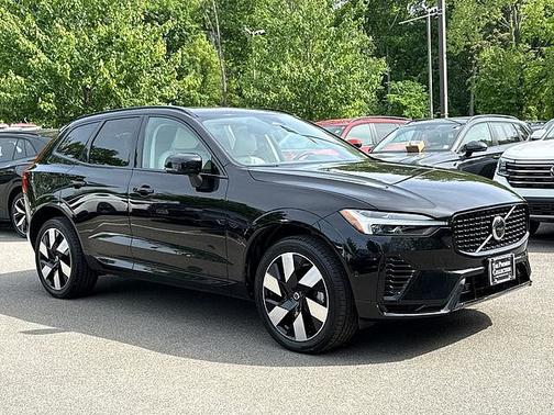 Onyx Black 2023 Volvo XC60 Plus