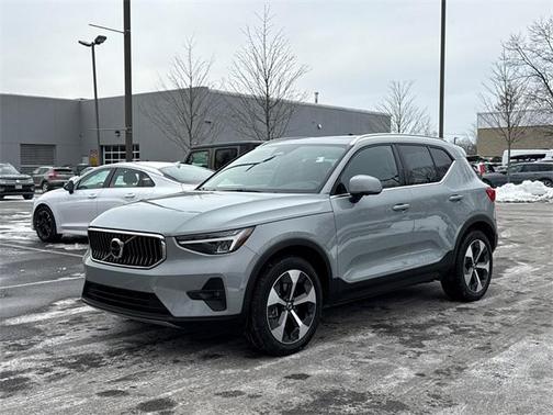 2025 Volvo XC40 B5 Plus Bright Theme