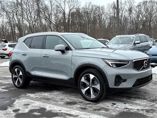 2025 Volvo XC40 B5 Plus Bright Theme