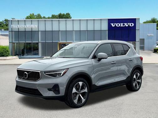 2025 Volvo XC40 B5 Plus Bright Theme