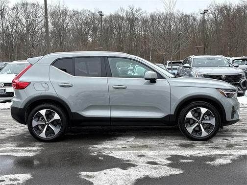 2025 Volvo XC40 B5 Plus Bright Theme
