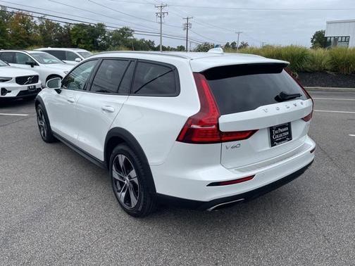 2022 Volvo V60 Cross Country T5