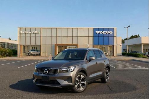 2025 Volvo XC40 B5 Core Bright Theme
