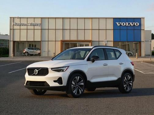 2025 Volvo XC40 B5 Plus Dark Theme