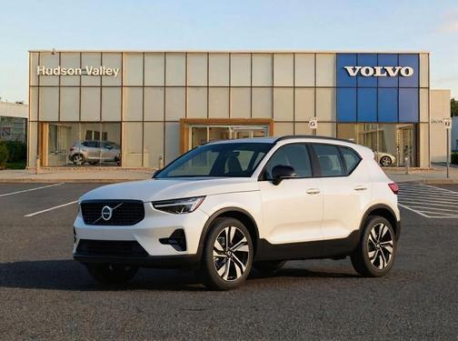 2025 Volvo XC40 B5 Plus Dark Theme