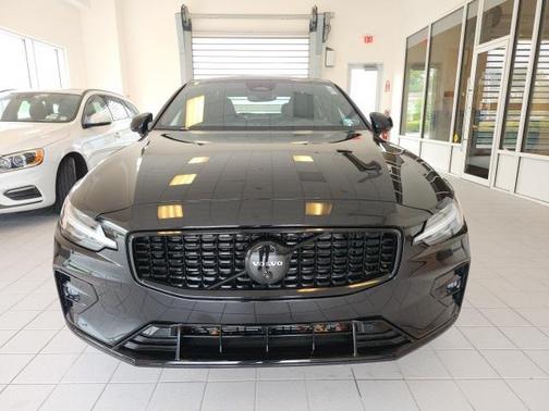 2024 Volvo S60 B5 Plus Black Edition