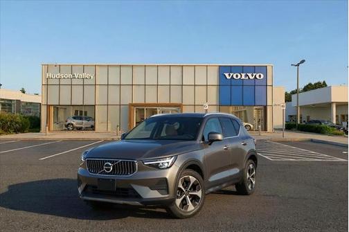 2025 Volvo XC40 B5 Plus Dark Theme