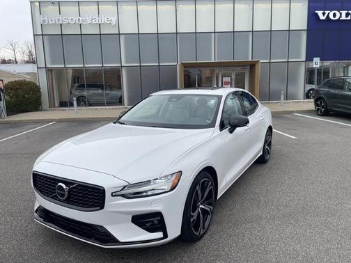 2024 Volvo S60 B5 Core Dark Theme