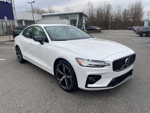 2024 Volvo S60 B5 Core Dark Theme