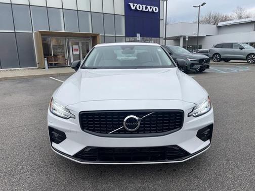 2024 Volvo S60 B5 Core Dark Theme