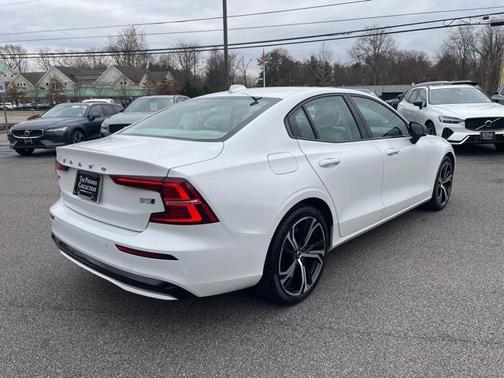 2024 Volvo S60 B5 Core Dark Theme