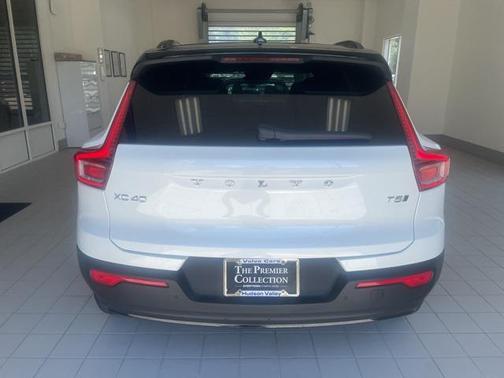 2022 Volvo XC40 T5 R-Design